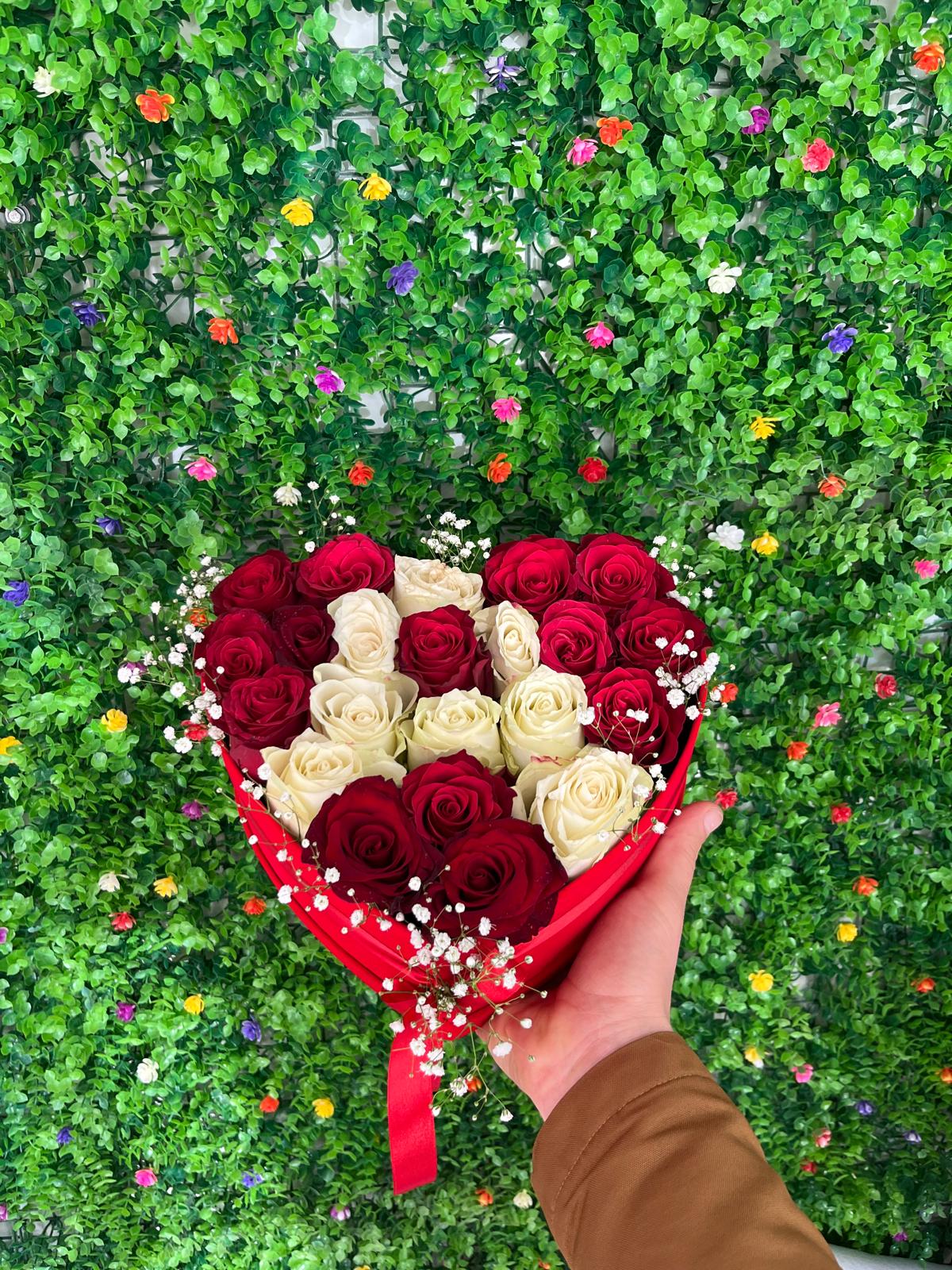 Kalpli Kutuda Baş Harfi Yazılı Güller